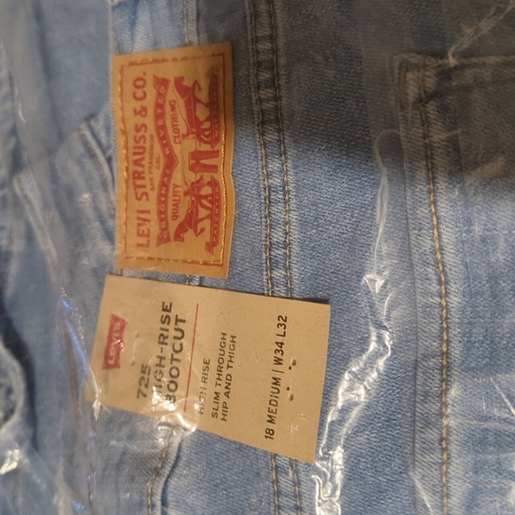Levi Strauss Co - Picture 3 of 5